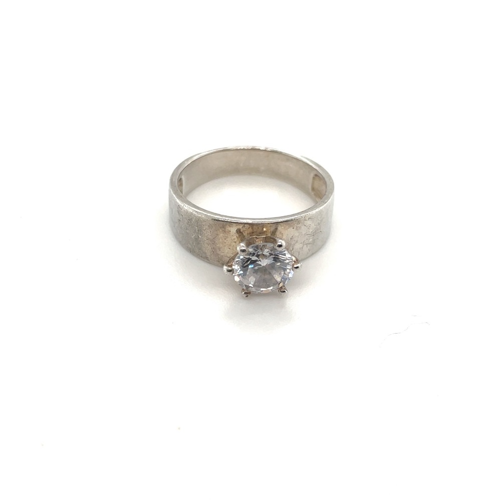Classic 925 Sterling silver vintage CZ ring.